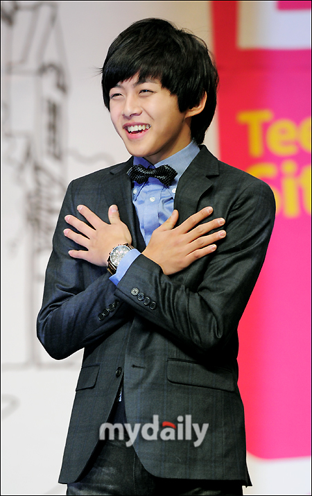 Dongho عضو U-KISS يحكي قصتة مع المواصلات العامة 20120123_dongho_1